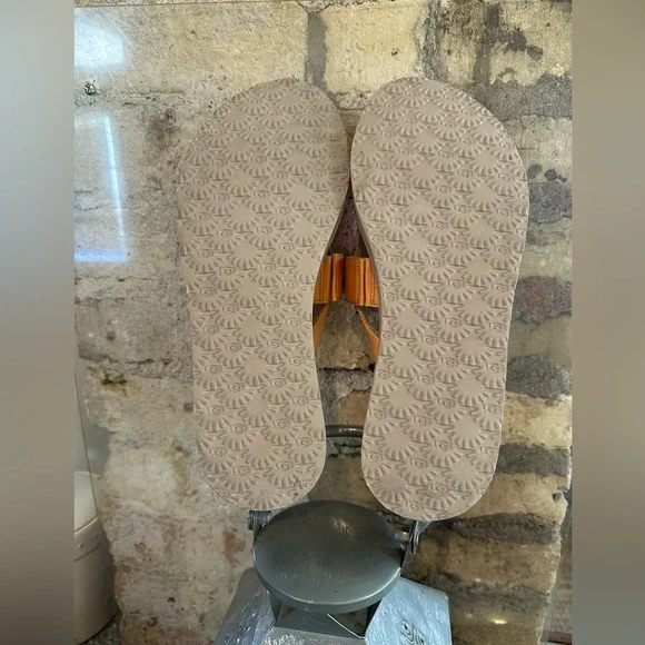 UGG Luna Logo Charm Sandals - Picture 5 of 5